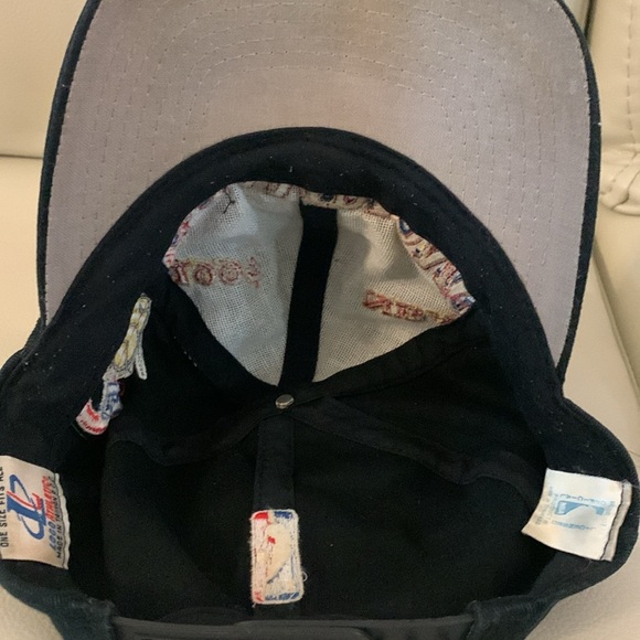 Chicago Bulls Championship cap from the 1997 title team - Picture 3 of 4